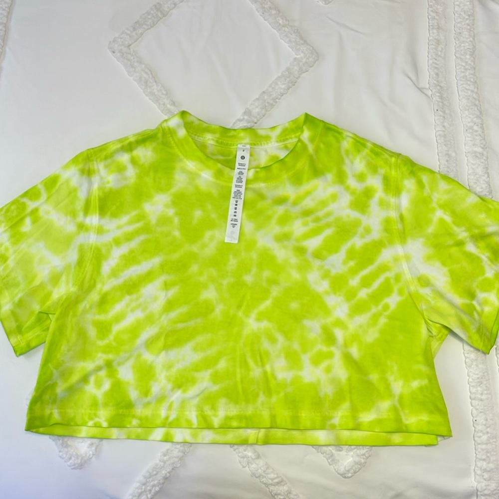Lululemon cropped neon tee
